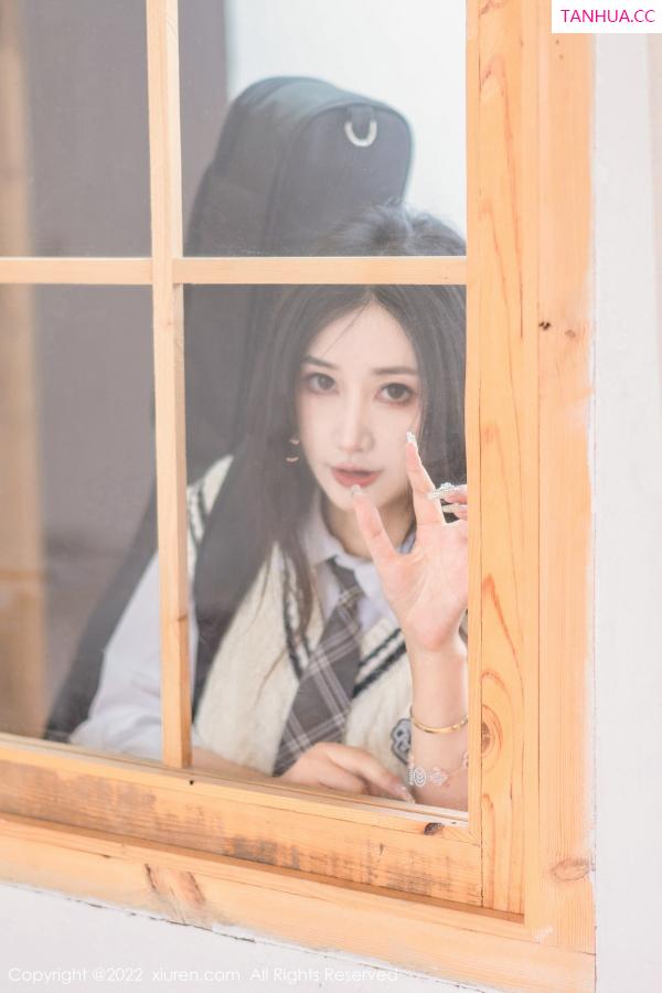 laura阿姣  [XiuRen]高清写真图 2022.12.08 No.5970 laura阿姣 短裙美腿第6张图片